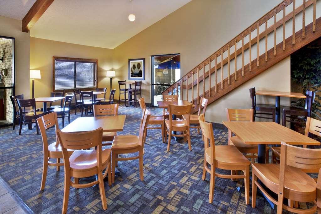 Quality Inn أوشكوش المطعم الصورة