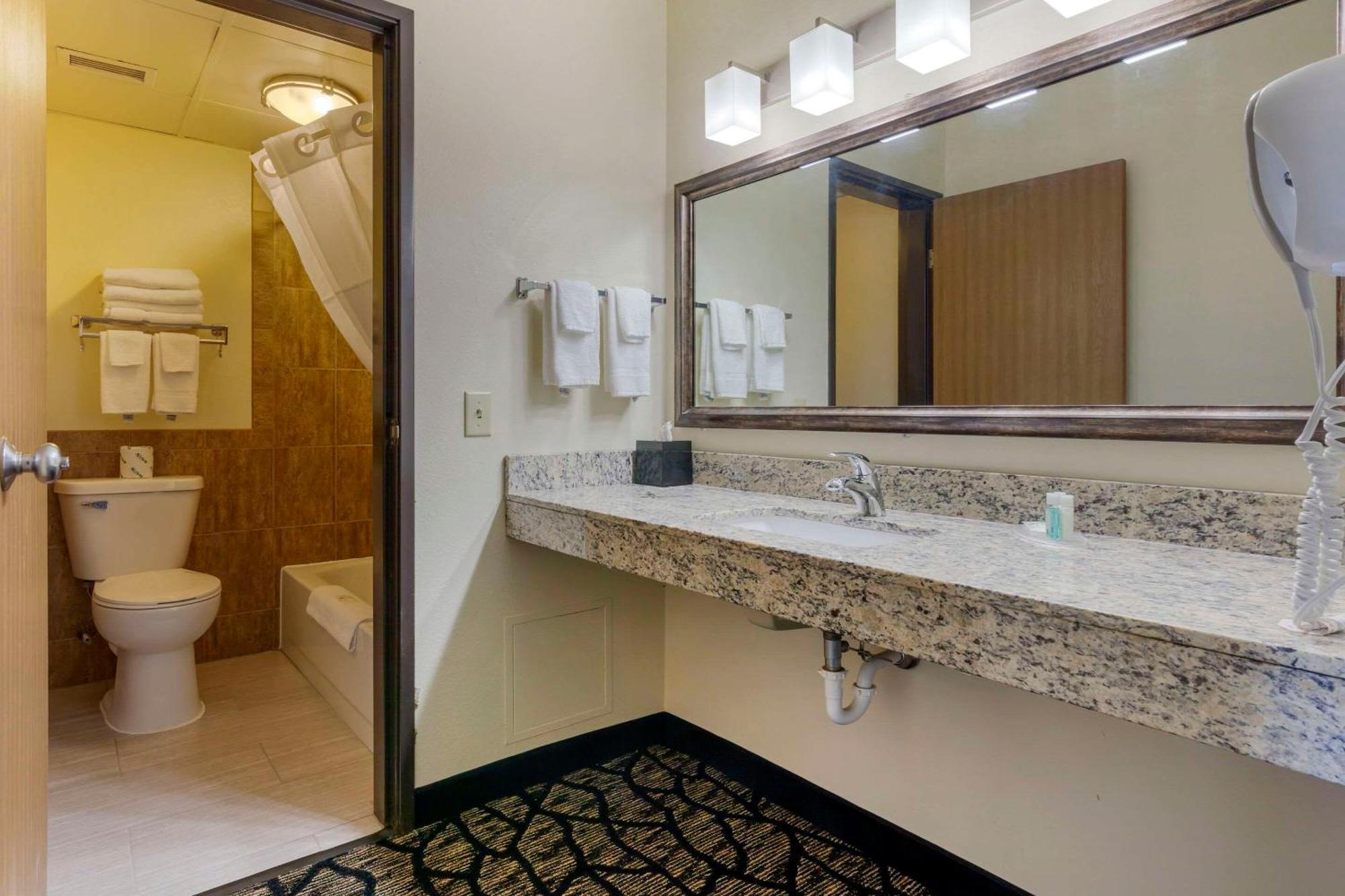 Quality Inn أوشكوش المظهر الخارجي الصورة