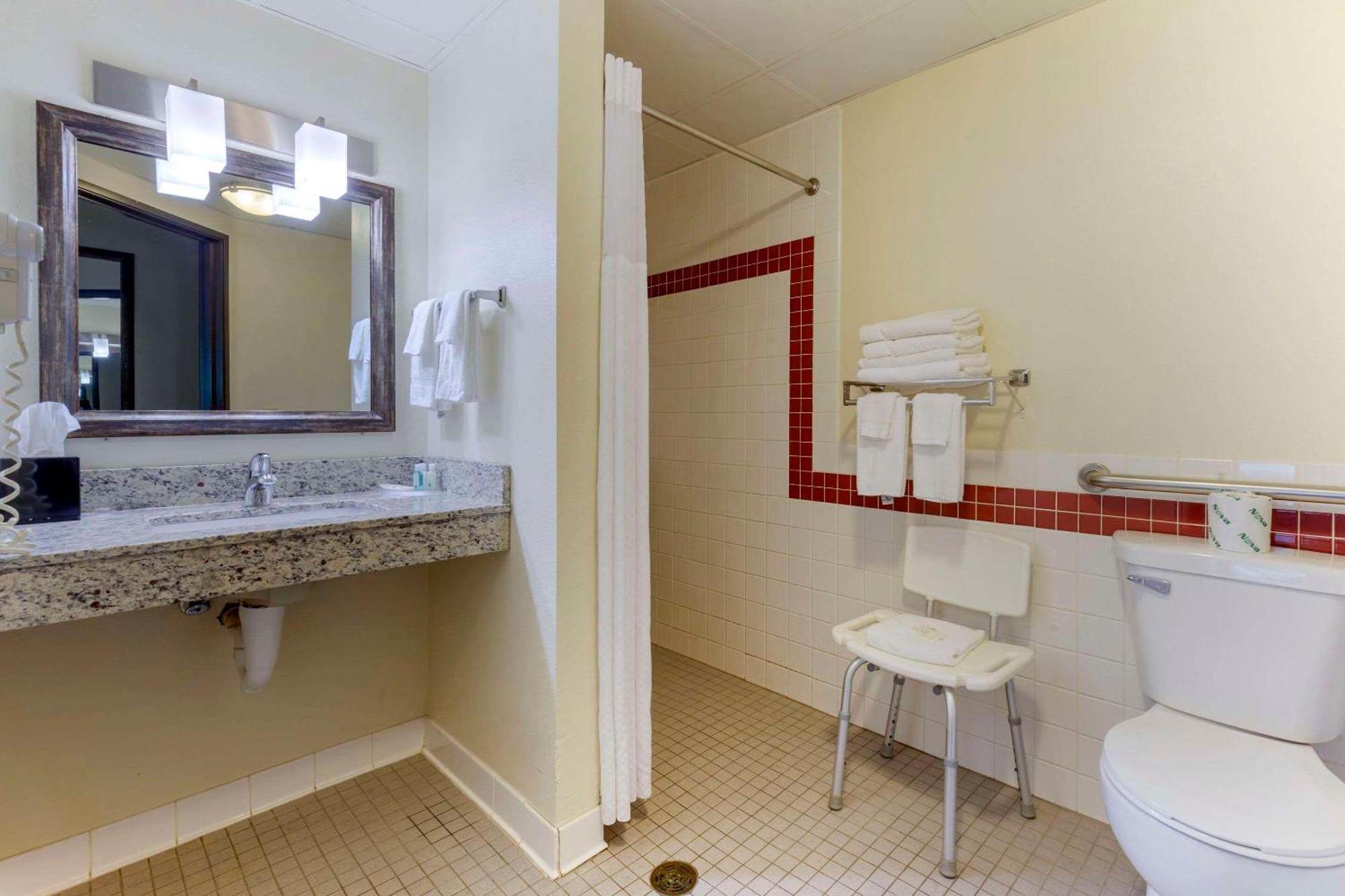 Quality Inn أوشكوش المظهر الخارجي الصورة