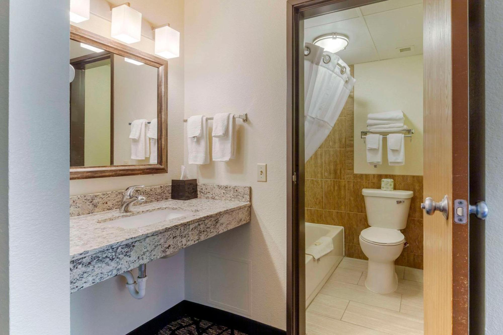 Quality Inn أوشكوش المظهر الخارجي الصورة